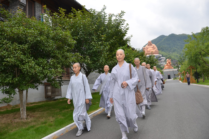 新生步入会场